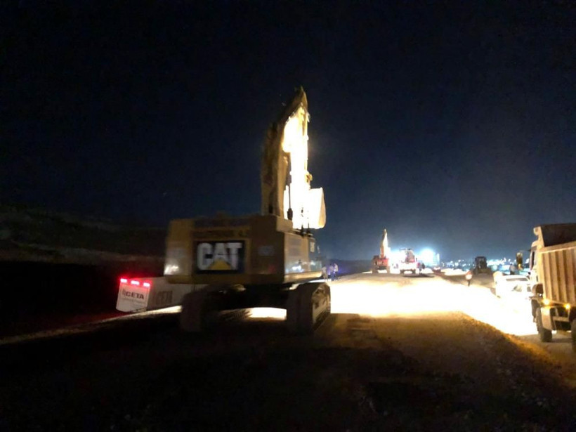 Atık su taştı! Üç şehri birbirine bağlayan otoyol ulaşıma kapandı - Resim: 3