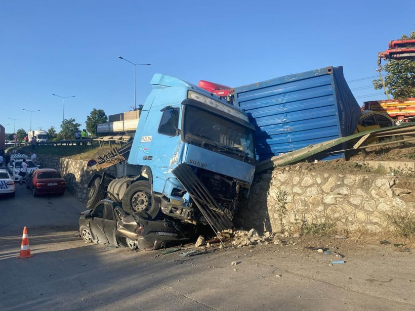Bursa'da köprüden uçan tır dehşet saçtı! Araçları ezdi ölü ve yaralı var - Resim: 4