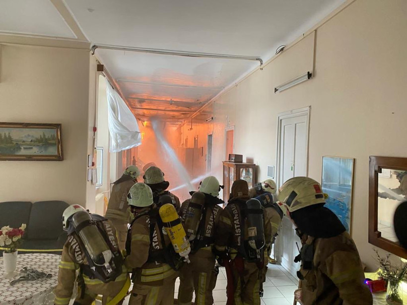 Ekrem İmamoğlu Balıklı Rum Hastanesi yangının içinden fotoğraflar paylaştı - Resim: 4