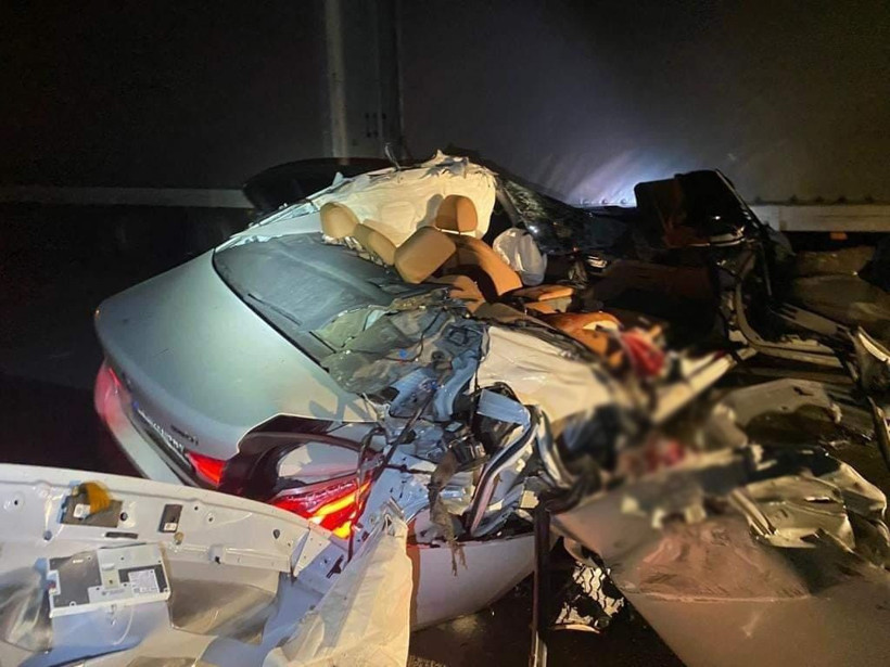 Çok acı tesadüf! Artvin'de feci kaza TIR'a arkadan çarptı lüks otomobilin haline bakın - Resim: 1