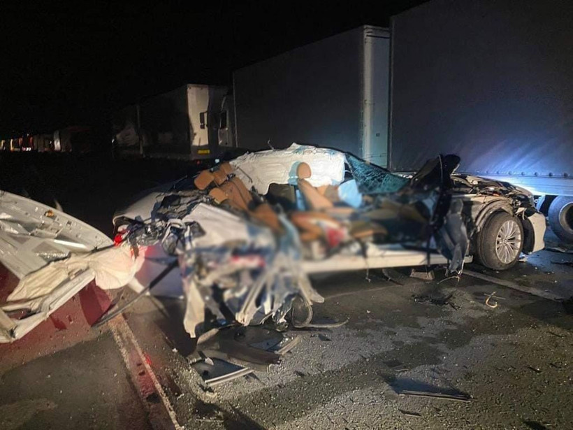 Çok acı tesadüf! Artvin'de feci kaza TIR'a arkadan çarptı lüks otomobilin haline bakın - Resim: 2