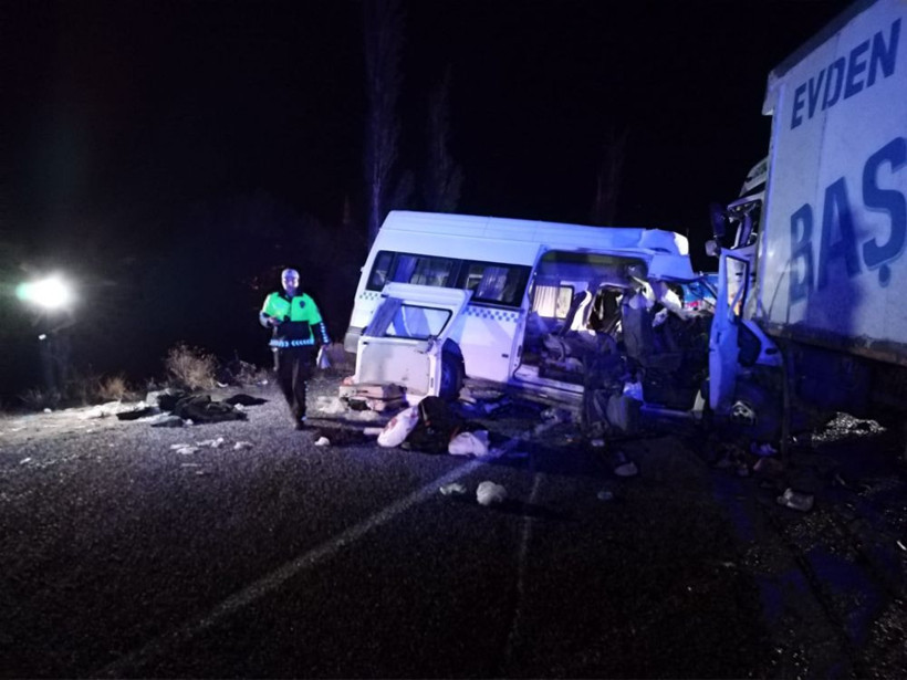 Sivas'ta düğün dönüşü katliam gibi kaza: 7 kişi hayatını kaybetti, çok sayıda yaralı var - Resim: 1