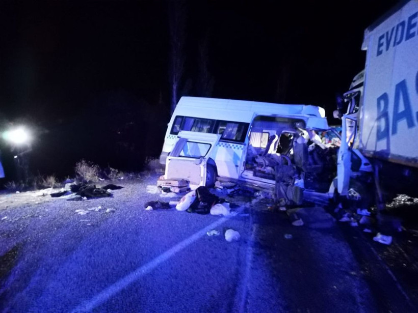 Sivas'ta düğün dönüşü katliam gibi kaza: 7 kişi hayatını kaybetti, çok sayıda yaralı var - Resim: 2