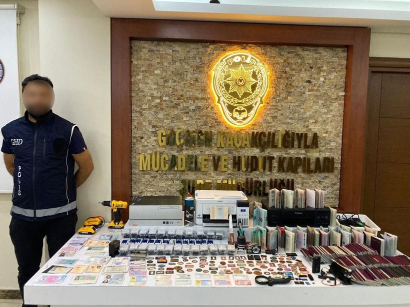 Göçmen kaçakçısı diye alındılar, İran casusu çıktılar! Evden çıkanlar polisleri bile şok etti - Resim: 1