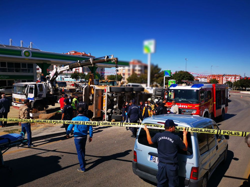 Ankara'da feci olay! Acil tıp teknikeri devrilen kamyonun altında kaldı arkadaşları sinir krizi geçirdi - Resim: 1