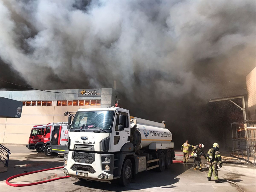 İzmir Torbalı'da bir yatak fabrikasında yangın çıktı! 2 fabrikaya daha sıçradı - Resim: 2