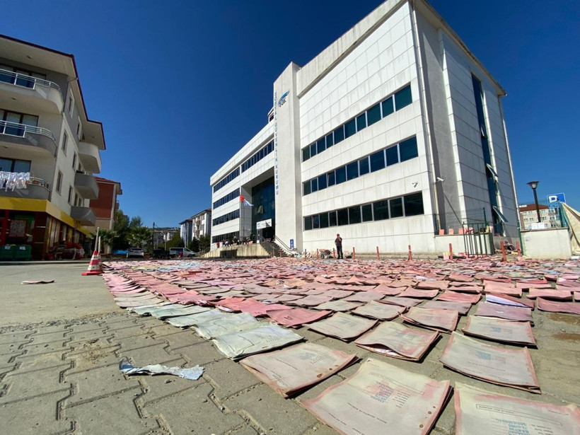 Bartın'da şaşırtan görüntü! Selde ıslanan resmi evraklar tek tek kurutuluyor - Resim: 1