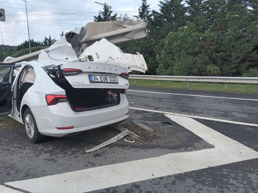 İstanbul Havalimanı yolunda korkunç kaza! Hostesleri taşıyan araç bariyerlere ok gibi saplandı - Resim: 3