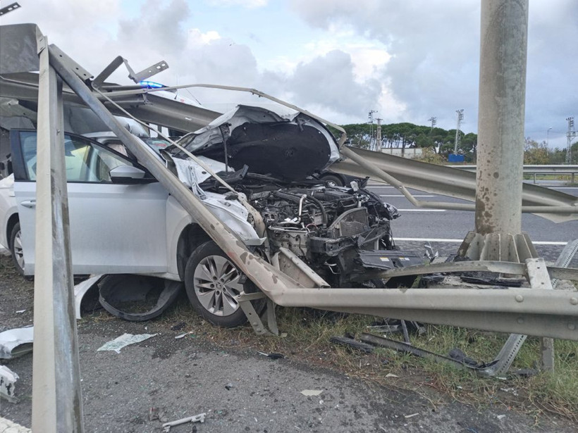 İstanbul Havalimanı yolunda korkunç kaza! Hostesleri taşıyan araç bariyerlere ok gibi saplandı - Resim: 4