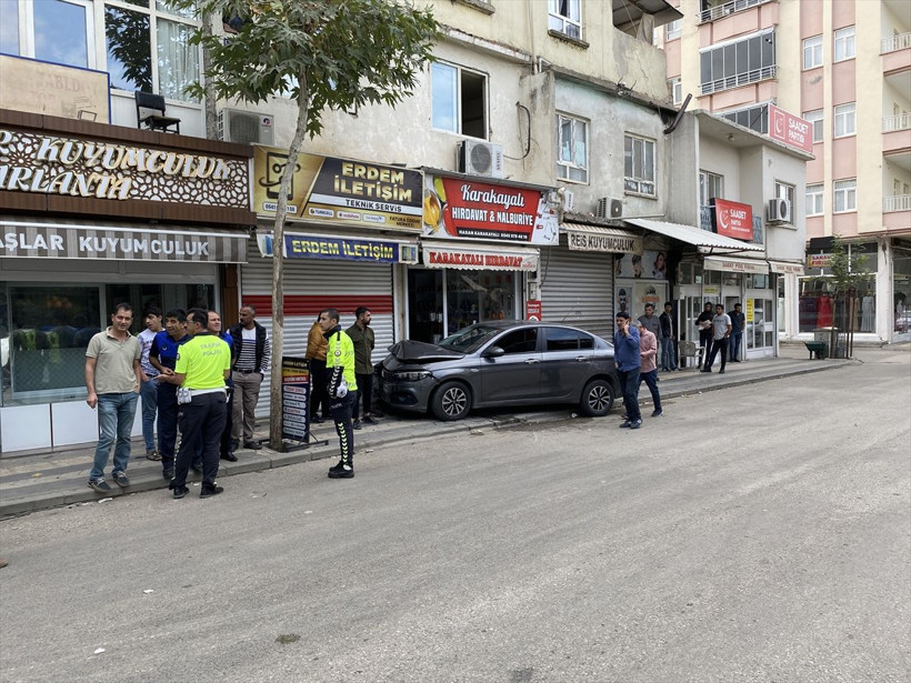 Otomobilin çarptığı aydınlatma direği yoldan geçen kadının üzerine devrildi - Resim: 1