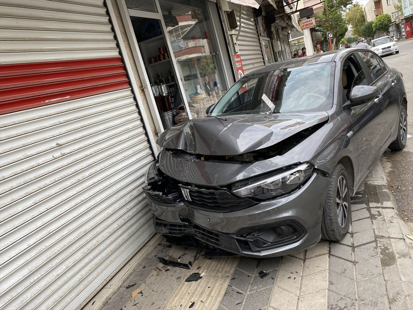 Otomobilin çarptığı aydınlatma direği yoldan geçen kadının üzerine devrildi - Resim: 2