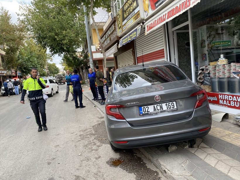 Otomobilin çarptığı aydınlatma direği yoldan geçen kadının üzerine devrildi - Resim: 3