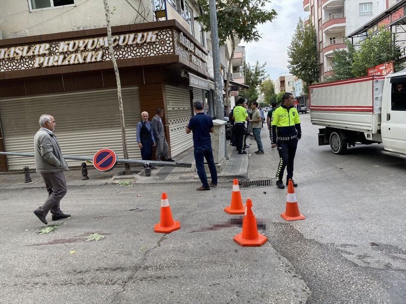 Otomobilin çarptığı aydınlatma direği yoldan geçen kadının üzerine devrildi - Resim: 4