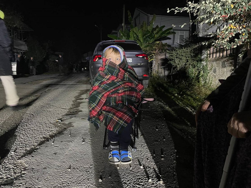 Düzce'de deprem oldu İzmir'e Kütahya'ya kadar hissedildi halk sokaklara döküldü - Resim: 4