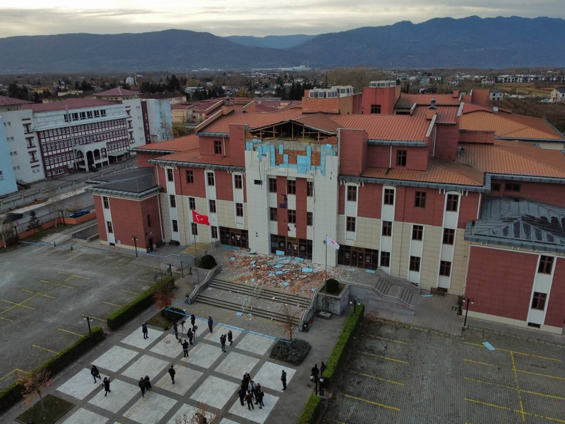 Düzce depremi sonrası adliye binasının haline bakın! Tuğlalar döküldü büyük hasar var - Resim: 2