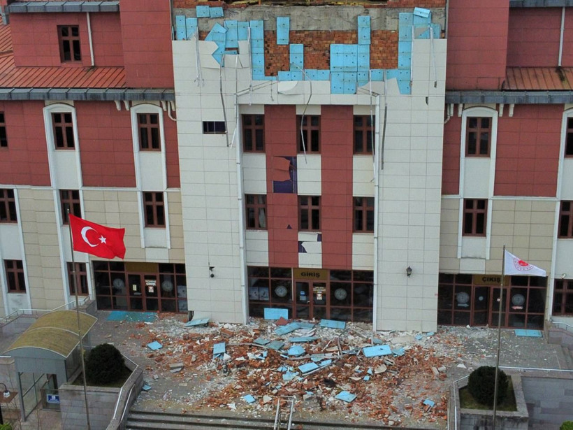 Düzce depremi sonrası adliye binasının haline bakın! Tuğlalar döküldü büyük hasar var - Resim: 3