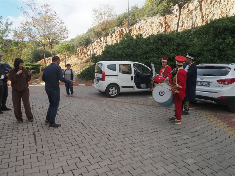 Çinli gelinini, oğlunu ve ilk kez gördüğü torununu mehter marşı ile karşıladı - Resim: 3