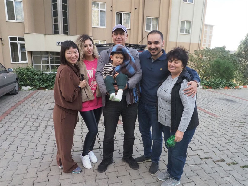 Çinli gelinini, oğlunu ve ilk kez gördüğü torununu mehter marşı ile karşıladı - Resim: 4