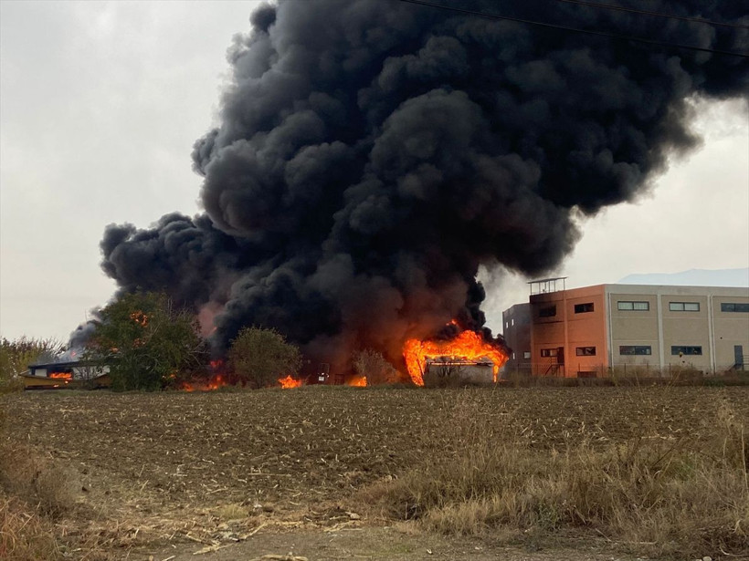 Denizli'de büyük yangın! Kimya fabrikası yanıyor dumanlar kentin birçok yerinden görülüyor - Resim: 1