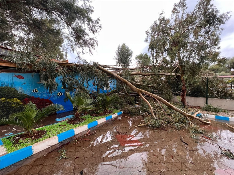 Meteoroloji uyarmıştı! Kaş'ı sel vurdu hayat felç oldu: Ağaçlar yıkıldı, araçlar mahsur kaldı, denizin rengi değişti! - Resim: 4