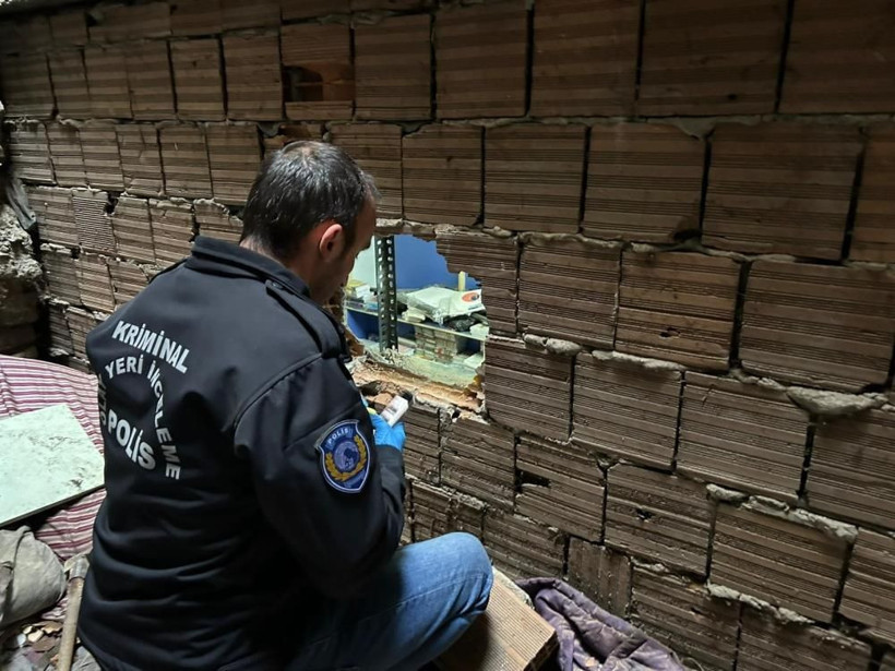 Bu hırsızlık filmlere konu olur! Duvarı deldi, güvenlik kamerasını bile çaldı ama polisten kaçamadı! - Resim: 4