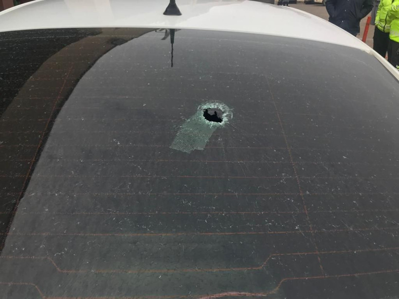 Diyarbakır'da kırmızı ışıkta bekleyen otomobile silahlı saldırı! Ağır yaralılar var - Resim: 2