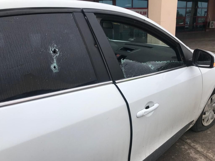 Diyarbakır'da kırmızı ışıkta bekleyen otomobile silahlı saldırı! Ağır yaralılar var - Resim: 4