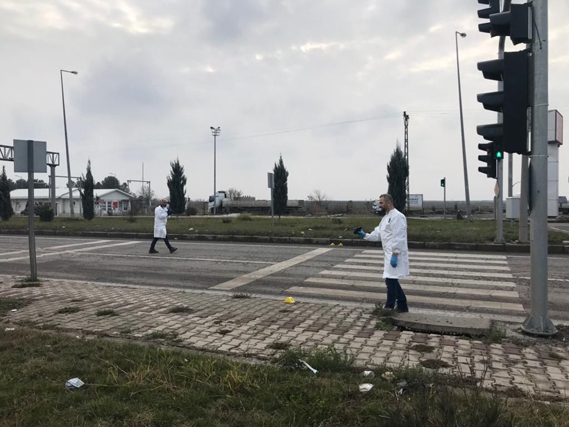 Diyarbakır'da kırmızı ışıkta bekleyen otomobile silahlı saldırı! Ağır yaralılar var - Resim: 1