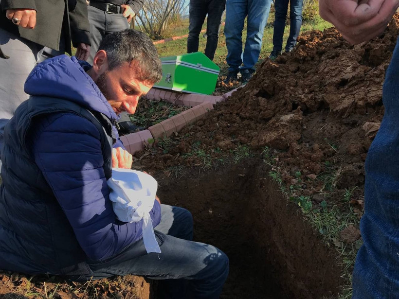 Günün en acı haberi: 8 aylık oğlunun kefenini çözüp son kez sevdi... - Resim: 4