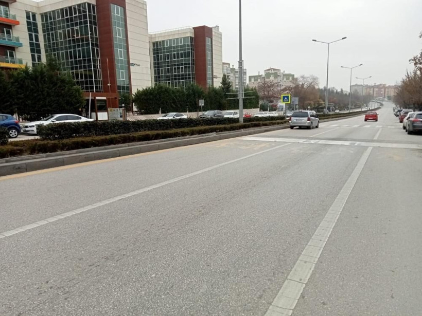 Trafikte makas atan maganda dehşet saçtı! Arabalar pert oldu, yaşlı kadın ölümden döndü o anlar kamerada - Resim: 2