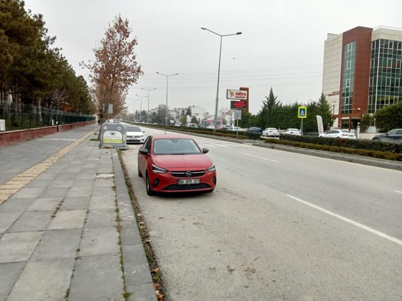 Trafikte makas atan maganda dehşet saçtı! Arabalar pert oldu, yaşlı kadın ölümden döndü o anlar kamerada - Resim: 4