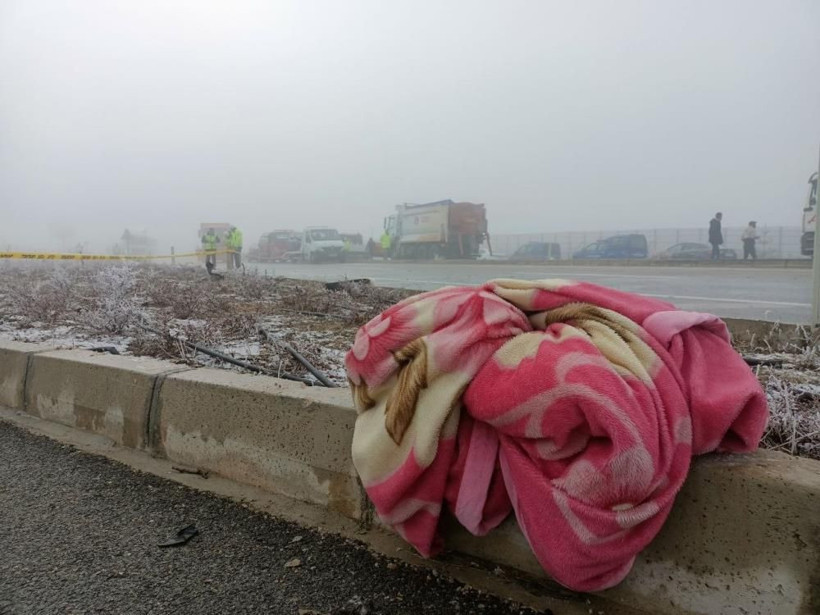 Kırşehir'de katliam gibi kaza! 15 araç birbirine girdi, ortalık savaş alanına döndü: 2 ölü, çok sayıda yaralı var - Resim: 3