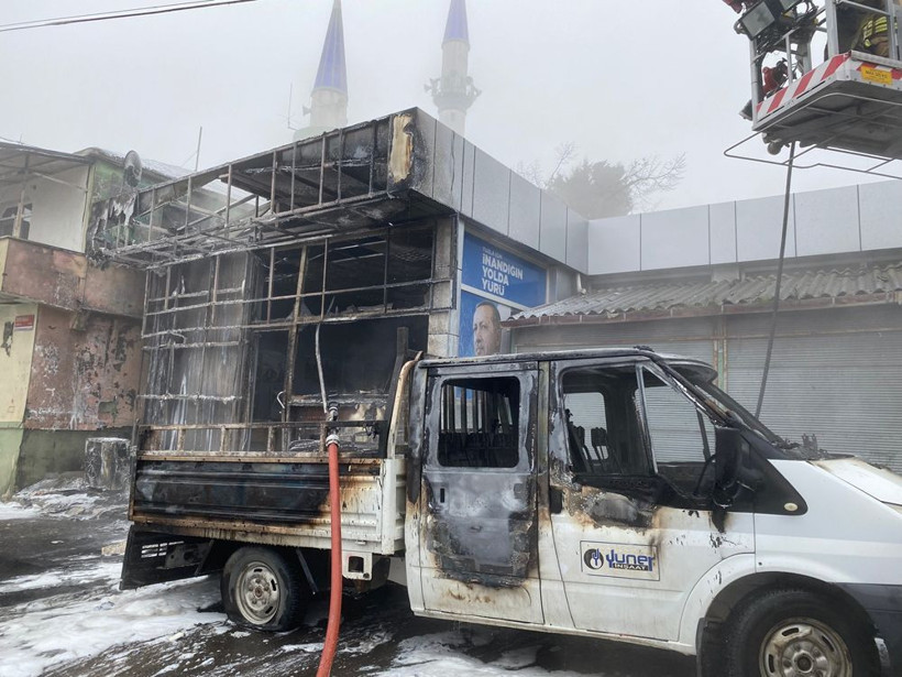 Tuzla'da İSKİ doğalgaz borusunu patlattı! AK Parti binası ve kamyonet küle döndü - Resim: 4