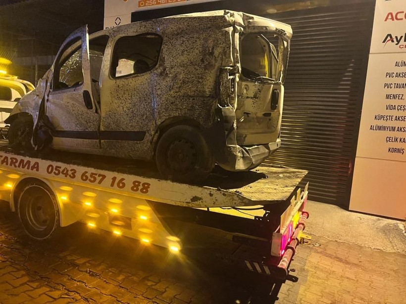 Aydın'da ticari araç işyerine daldı, ortalık savaş alanına döndü - Resim: 2