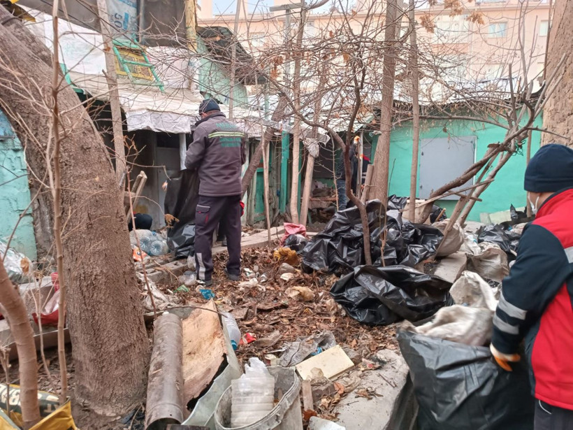 Kötü koku nedeniyle şikayetçi oldular! Evden kamyon kamyon çıkanlar şoke etti - Resim: 1