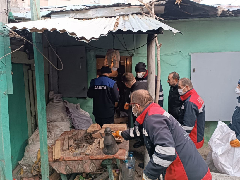 Kötü koku nedeniyle şikayetçi oldular! Evden kamyon kamyon çıkanlar şoke etti - Resim: 2