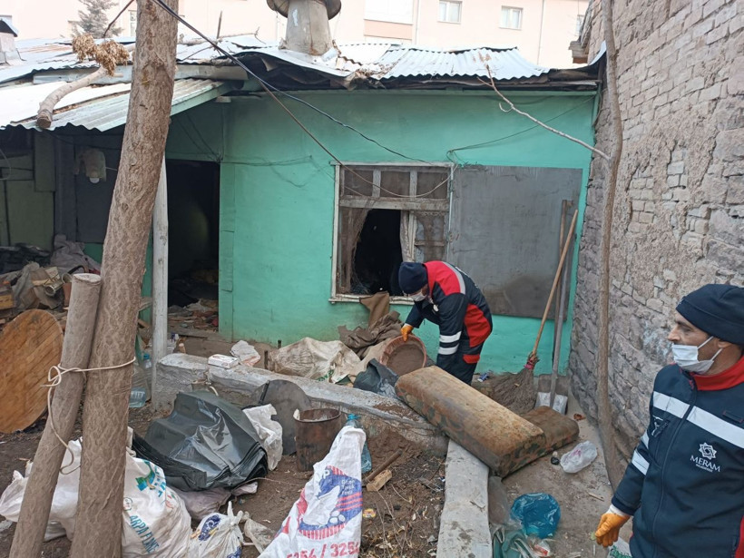 Kötü koku nedeniyle şikayetçi oldular! Evden kamyon kamyon çıkanlar şoke etti - Resim: 4