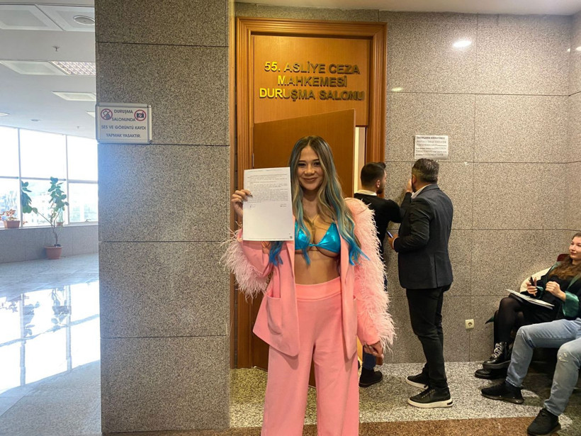 Merve Taşkın, 'müstehcen paylaşım' davasında beraat etti! Duruşmaya sütyenle geldi - Resim: 1