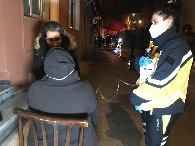 Çamaşırlar alev aldı: Yanan evini gözyaşları içinde izledi! "Kızım Balıkesir'den gelecekti" sözleri yürek burktu - Resim: 2