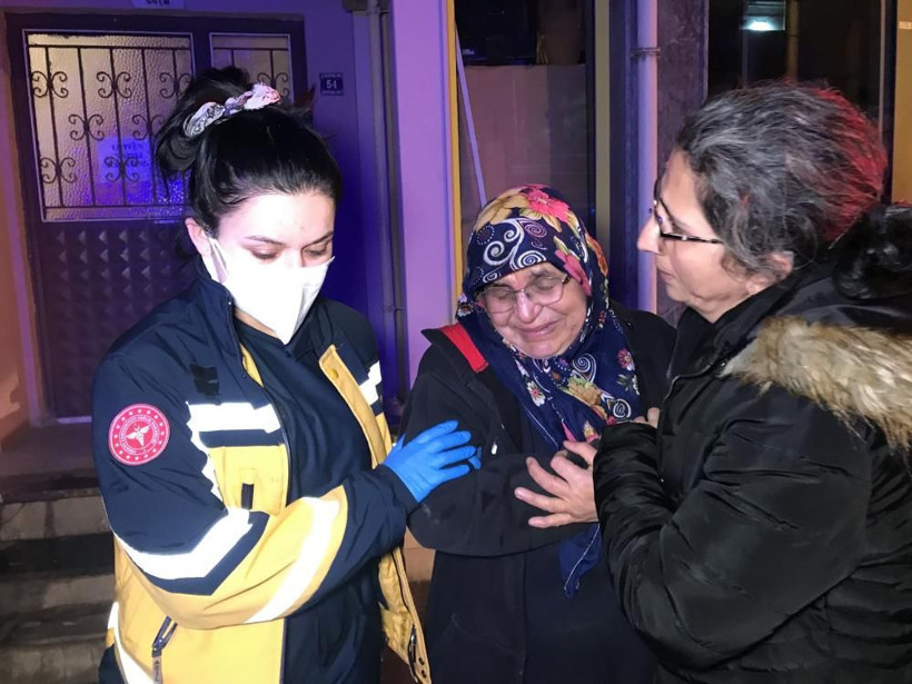 Çamaşırlar alev aldı: Yanan evini gözyaşları içinde izledi! "Kızım Balıkesir'den gelecekti" sözleri yürek burktu - Resim: 4