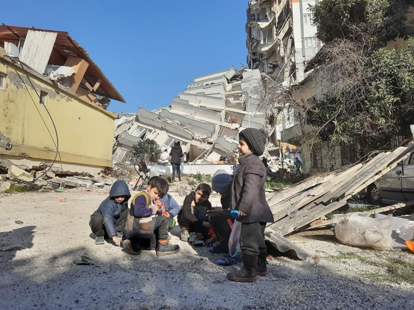 Hatay'dan duygulandıran görüntüler! Enkazların arasında böyle oyun oynadılar - Resim: 3