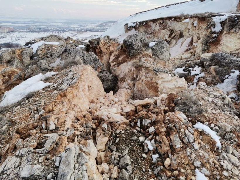 Malatya’da deprem sonrası korkunç manzara: Dağ ikiye bölündü, derin yarıklar oluştu! - Resim: 2