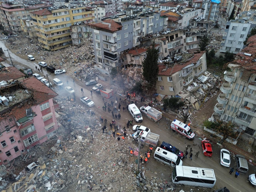 Hatay'daki 6.4'lük deprem! Bina yıkıldı enkaz alanı görüntülendi - Resim: 4
