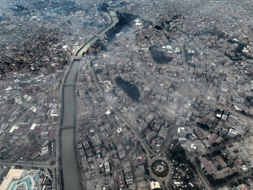 Hatay hayalet şehre dönüştü! 6.4 ve 5.8'lik depremler ağır hasarlı binaları yerle bir etti - Resim: 1