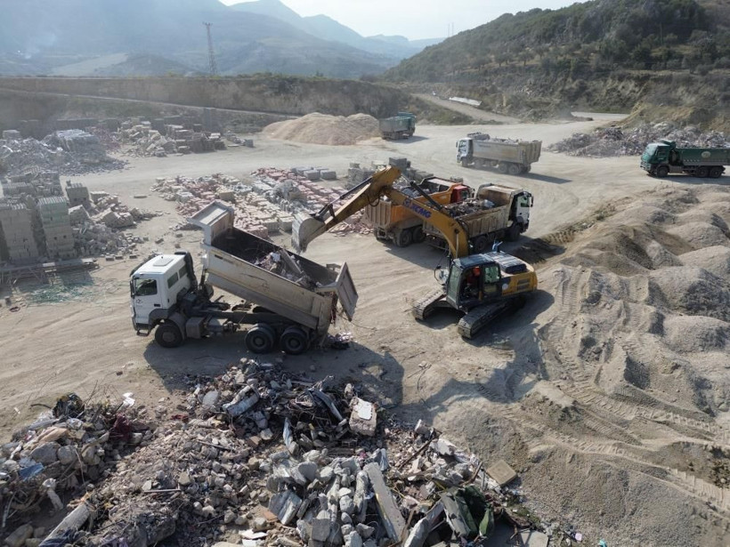 Enkaz taşıyan hafriyat kamyonları mekik dokuyor! Kilometrelerce kuyruk havadan görüntülendi - Resim: 3