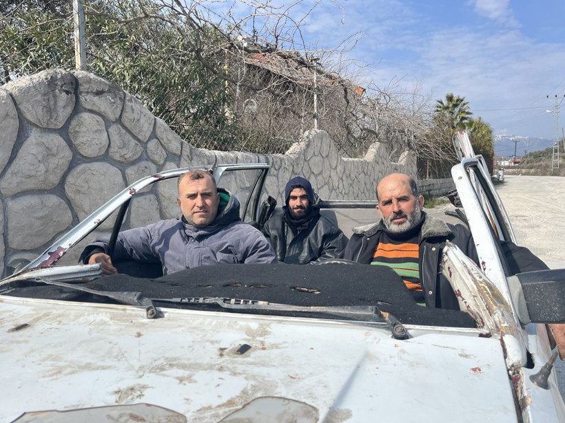 Enkaz altından çıkarıp kullanmaya başladı görenler şaşırdı!  “Tehlikeli ama yapacak bir şey yok" - Resim: 3