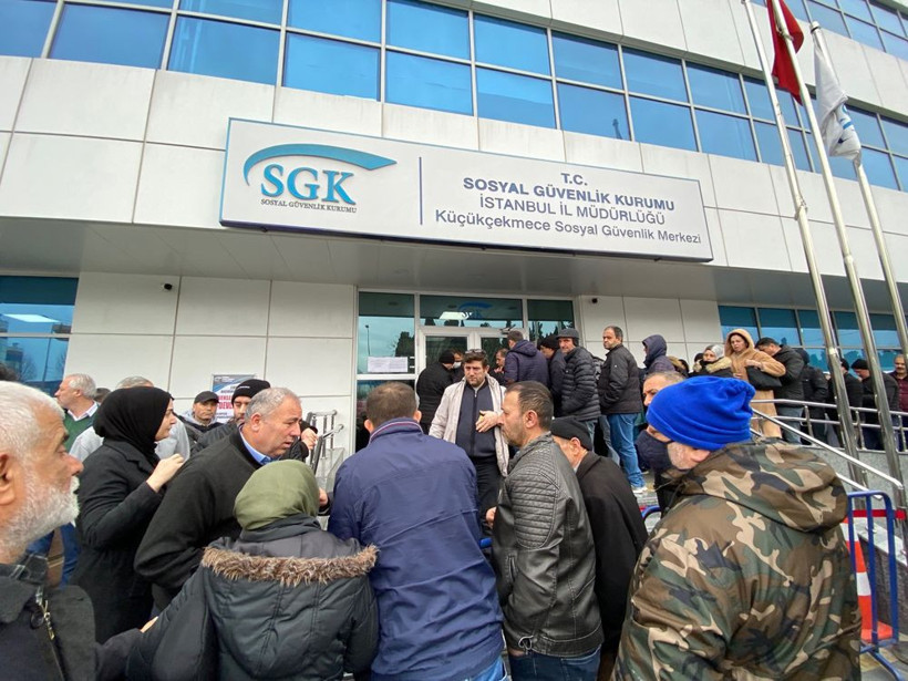SGK önünde metrelerce EYT kuyruğu! - Resim: 1