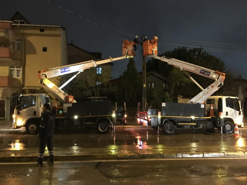 Elektrikler kesilince olanlar oldu! Deprem sanıp sokağa döküldüler: Gerçek çok geçmeden ortaya çıktı! - Resim: 1