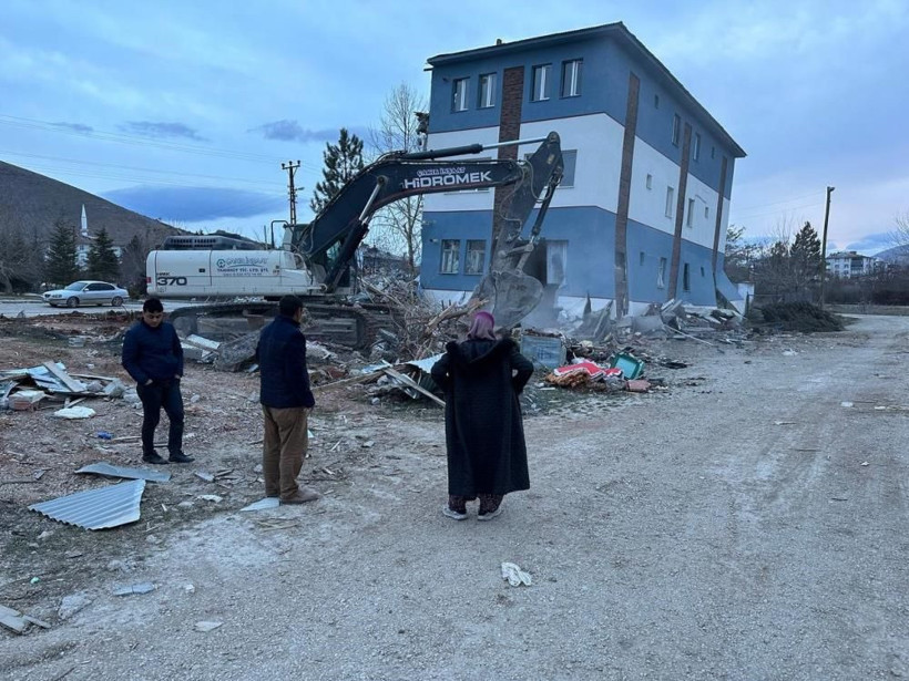 Ekipler enkaz altında buldu! Depremzede kadın haberi alınca sevinçle koşarken bayıldı - Resim: 2
