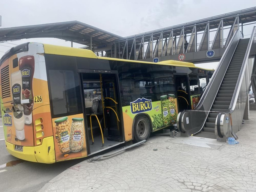 Bursa'da korkunç kaza! Belediye otobüsü bariyerlere ok gibi saplandı! O anlar kamerada... - Resim: 4